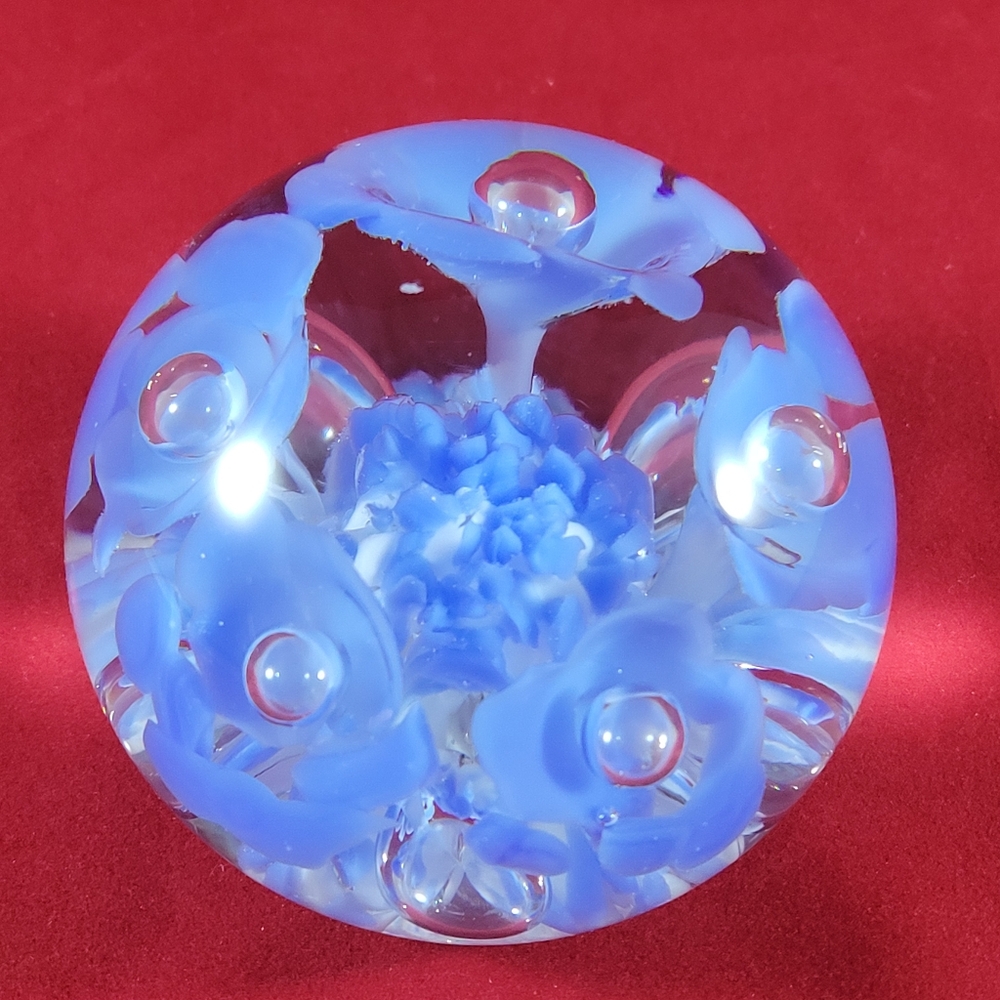 GORGEOUS VINTAGE GIBSON 1990 SIGNED ART GLASS PAPERWEIGHT.